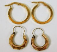 Two pairs of 9ct gold earrings 2g