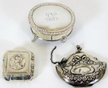 A Victorian silver purse & two small silver trinke