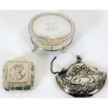 A Victorian silver purse & two small silver trinke