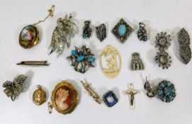 A quantity of costume jewellery brooches & other i