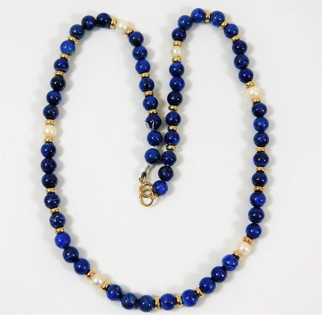 An early 20thC. lapis lazuli necklace set with pea