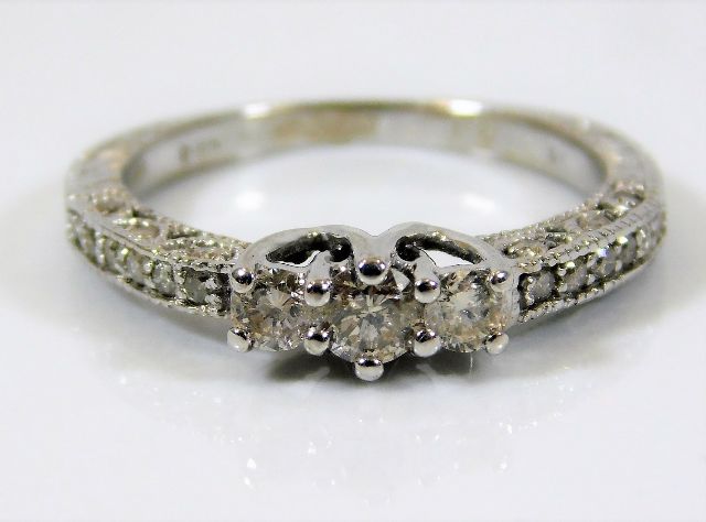 A decorative 9ct white gold ring set with approx.