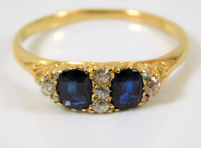 An antique 18ct gold ring set with sapphire & old