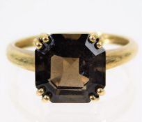 A 9ct gold ring set with smokey quartz 3.3g size S