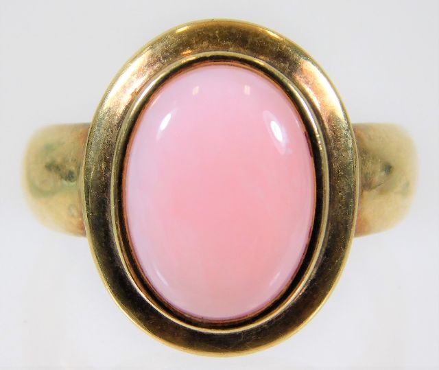 A 9ct gold ring set with rose quartz style stone 4