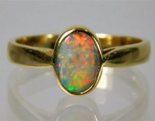 An 18ct gold ring set with opal 4.5g size S