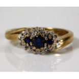 A 9ct gold ring set with diamond & sapphire 2.9g s
