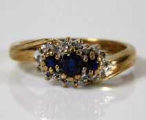 A 9ct gold ring set with diamond & sapphire 2.9g s