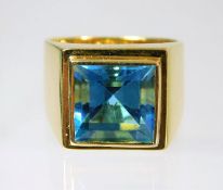 An 18ct gold ring set with topaz 13g Size N