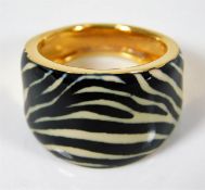 A 21ct gold enamelled ring 6g Size P