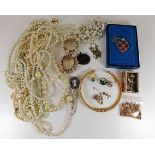 A small quantity of costume jewellery