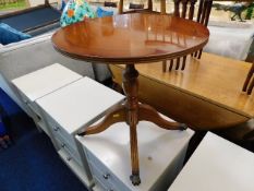 Brights of Nettlebed style pedestal table with bra