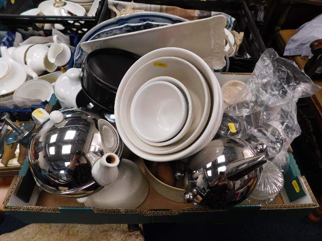 Two trays of kitchen mixed ware