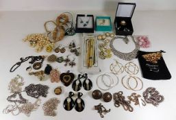 A quantity of costume jewellery