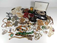 A quantity of costume jewellery