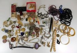 A quantity of costume jewellery