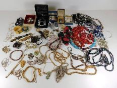 A quantity of costume jewellery