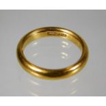 A 22ct gold wedding band 7.4g