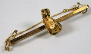 A 9ct gold bar brooch with nugget 6.47g