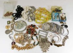 A quantity of costume jewellery & sundry items