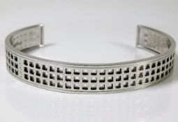 An 18ct white gold bangle by Gucci 28.5g