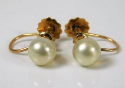 A pair of 9ct gold cultured pearl earrings 1.58g