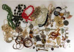 A quantity of costume jewellery & sundry items