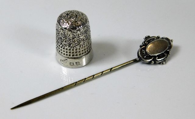 A silver thimble & tie pin 9.91g