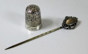 A silver thimble & tie pin 9.91g