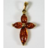 A 9ct gold mounted amber pendant 1.7g