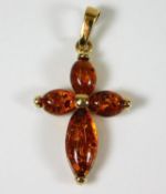 A 9ct gold mounted amber pendant 1.7g