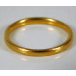 A 22ct gold wedding band 2.9g size P