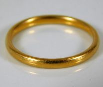 A 22ct gold wedding band 2.9g size P