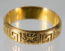 An 18ct gold ring with carved decor 3.7g size O