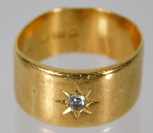 An 18ct gold band set with 0.1ct diamond 7.4g size