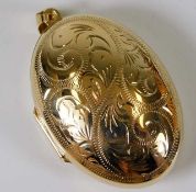 A 9ct gold locket with chased decor 6.1g