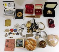 A quantity of costume jewellery & sundry items inc