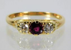An antique 18ct gold ring set with 0.3ct diamonds