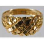 An 18ct gold ring with carved decor size Q/R