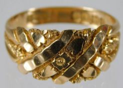 An 18ct gold ring with carved decor size Q/R