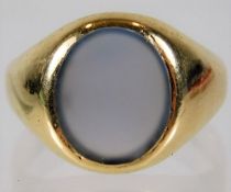 A 9ct gold signet ring set with agate 7.1g size U/