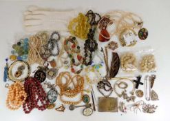 A quantity of costume jewellery & sundry items