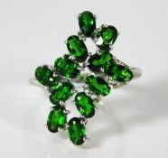 A 9ct white gold ring set with green garnet 4.2g s