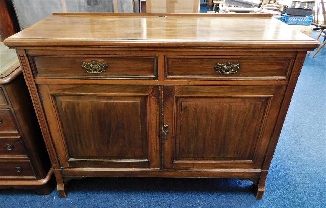 A mahogany sideboard with drawers & cupboards unde