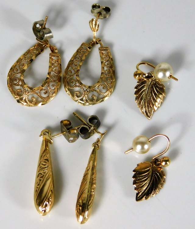 Three pairs of 9ct & yellow metal earrings 4g