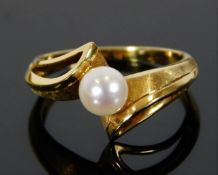 An 18ct gold ring set with cultured pearl 3.9g siz