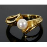 An 18ct gold ring set with cultured pearl 3.9g siz
