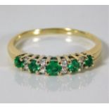 A 9ct gold ring set with diamond & emerald 2.2g size S