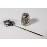 A silver thimble & tie pin 9.9g