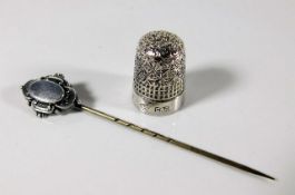 A silver thimble & tie pin 9.9g